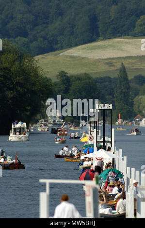 Henley, Gran Bretagna. Domenica 02/07/2006 Henley Royal Regatta, visualizzare Finals giorno. Finali della giornata. Vista, guardando verso il basso corso verso il tempio isola, Foto Stock