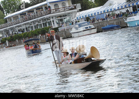 Henley, GRAN BRETAGNA, Sabato 07/07/2007 Henley Royal Regatta, Henley Regatta corso, Punting, regata abbigliamento Regalia, varietà di cappelli di paglia.La Foto Stock