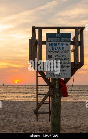 Il sole tramonta sulla vigna il suono come visto dalla Spiaggia di Menemsha in Chilmark, Massachusetts di Martha's Vineyard. Foto Stock