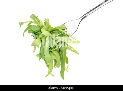 Fresche foglie di rucola su una forcella contro uno sfondo bianco Foto Stock