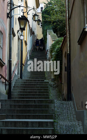 Scala di strada tra case e un paio di persone a salire le scale. Sera street di Varsavia, Polonia Foto Stock