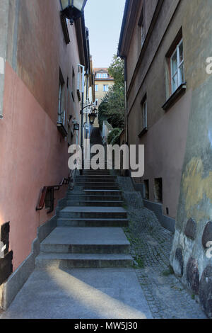 La vecchia strada scale tra case Foto Stock