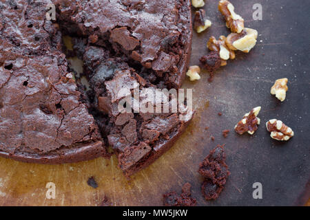 Salsa al cioccolato brownie dessert torta con noci e zucchero in polvere, tagliato in fette di torta. Foto Stock