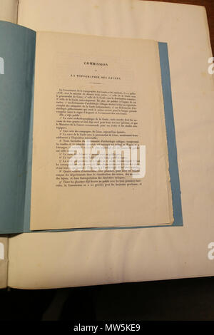 . Français : Fascicule, pagina 1, "Commision de la topographie des Gaules' insérée dans le Dictionnaire archéologique de la Gaule , publié par la Commissione instituée au ministère de l'istruzione publique et des Beaux-Arts, 1875. Exemplaire du Musée nationale d'Archéologie . 27 Marzo 2017 16:42:50. Commissione de la topographie de la Gaule 150 Dag-Commission-page1 Foto Stock