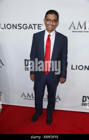 LOS ANGELES, CA - 30 giugno: Dinesh D'Souza presso la "America" premiere del film al Regal Cinemas la Live a Los Angeles, la California il 30 giugno 2014. Credito: mpi86/MediaPunch Foto Stock