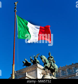 Battenti bandiera italiana. Monumento a Vittorio Emanuele II e il monumento del milite ignoto in Piazza Venezia. Vittorio Emanuele II. Roma, Italia Foto Stock