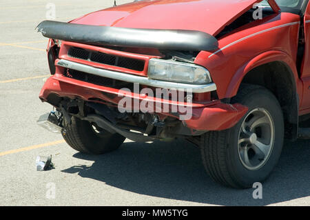 Estremità anteriore danno a un'automobile dopo un incidente di automobile. Foto Stock