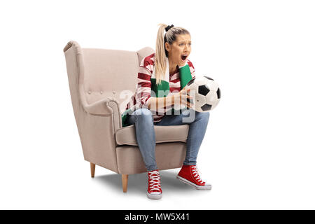 Calcio femminile ventola con un calcio e una sciarpa seduto in poltrona e rasserenanti isolati su sfondo bianco Foto Stock