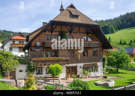 Tipica casa nella Foresta Nera a Schonach village, Foresta Nera, Baden-Wuerttemberg, Germania, Europa Foto Stock