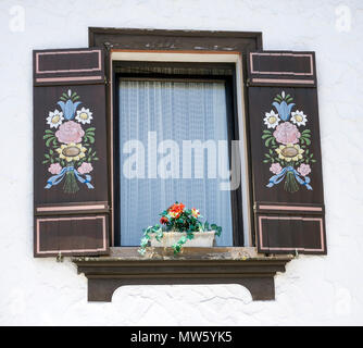 Verniciato colorato di persiane alle finestre in una casa del villaggio di Triberg, Foresta Nera, Baden-Wuerttemberg, Germania, Europa Foto Stock