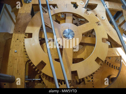 La precisione di un orologio del mondo la più grande orologio a cucù, Eble clock park, villaggio di Triberg, Foresta Nera, Baden-Wuerttemberg, Germania, Europa Foto Stock