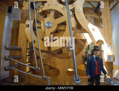 La precisione di un orologio del mondo la più grande orologio a cucù, Eble clock park, villaggio di Triberg, Foresta Nera, Baden-Wuerttemberg, Germania, Europa Foto Stock