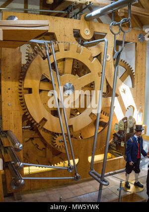 La precisione di un orologio del mondo la più grande orologio a cucù, Eble clock park, villaggio di Triberg, Foresta Nera, Baden-Wuerttemberg, Germania, Europa Foto Stock