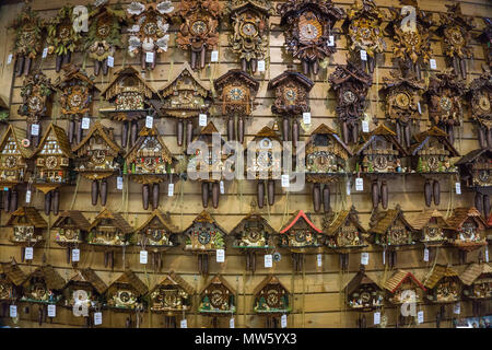 Grande numero di orologi a cucù in corrispondenza di Eble clock park, villaggio di Triberg, Foresta Nera, Baden-Wuerttemberg, Germania, Europa Foto Stock