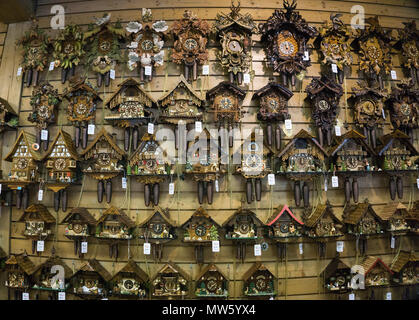 Grande numero di orologi a cucù in corrispondenza di Eble clock park, villaggio di Triberg, Foresta Nera, Baden-Wuerttemberg, Germania, Europa Foto Stock