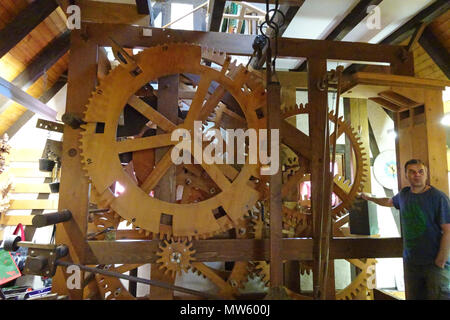 Clockwerk del primo mondo la più grande orologio a cucù presso il village Schonach, Foresta Nera, Baden-Wuerttemberg, Germania, Europa Foto Stock