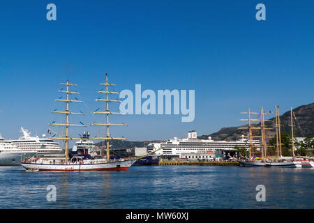 Tall Ships gare Bergen, Norvegia 2014. Il polacco brig "Fryderyk Chopin" entrando in porto di Bergen. Il polacco navi a vela Pogoria e Orp Iskra in bacground Foto Stock