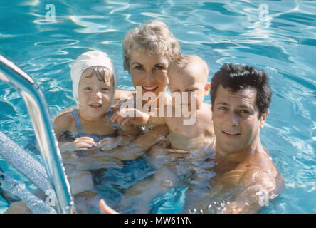 TONY CURTIS attore statunitense circa 1960 con la moglie Janet Leigh, figlia Jamie Lee a sinistra e il ragazzo non identificato. Foto Stock