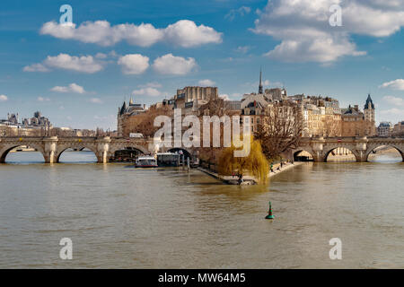 Pont Neuf Ponte e Ile de la Cite, da Pont des Arts" ht elate nel pomeriggio di sole invernale , Parigi, Francia, Foto Stock