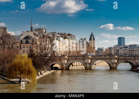 Pont Neuf Ponte e Ile de la Cite, da Pont des Arts" ht elate nel pomeriggio di sole invernale , Parigi, Francia, Foto Stock