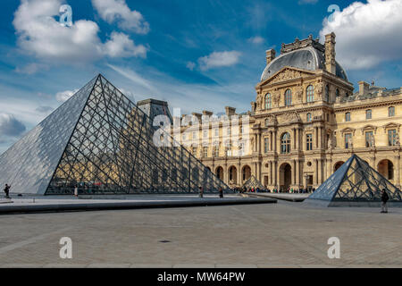 Un grande vetro e acciaio piramide serve come entrata principale del Museo del Louvre progettata dai cinesi architetto americano I.M. Pei completato nel 1989 Foto Stock