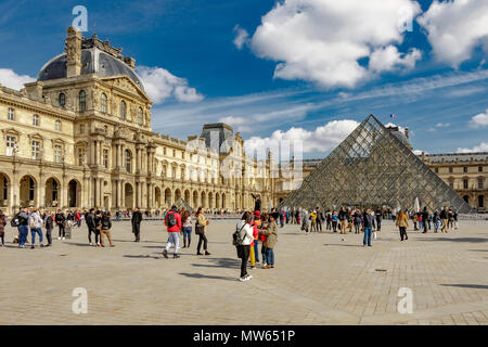 Persone fuori dalla Piramide del Louvre, l'entrata principale del Museo del Louvre a Parigi, Francia Foto Stock