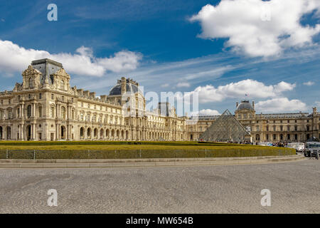 Il Louvre di Parigi, con la piramide di ingresso al museo di Parigi,Francia Foto Stock