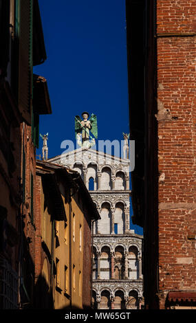 San Michele in Foro chiesa medievale visto dal centro storico di Lucca stretto viottolo Foto Stock