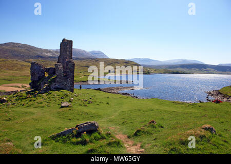 Ardvreck Castle e Loch Assynt, Sutherland, Scozia Foto Stock