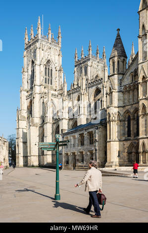 La mattina presto luce sul transetto sud occidentale e le torri della cattedrale di York Minster e York, Regno Unito Foto Stock