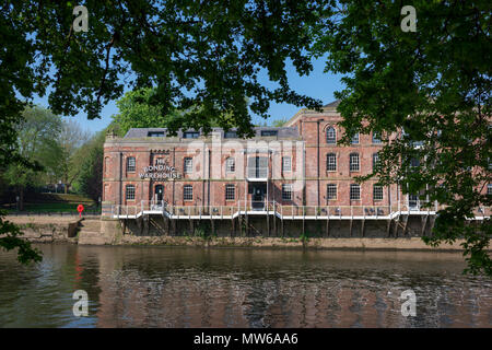 Il Victorian magazzini doganali, trasformato in alloggi di lusso, che costeggia il fiume Ouse, York, Regno Unito Foto Stock
