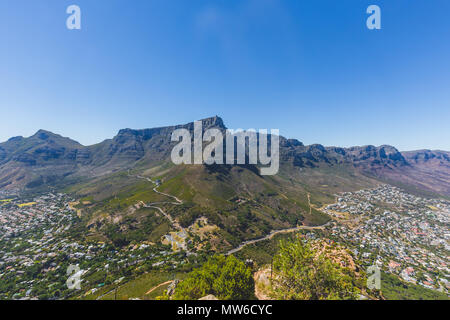 Vista della Table Mountain a Città del Capo in un giorno chiaro Foto Stock