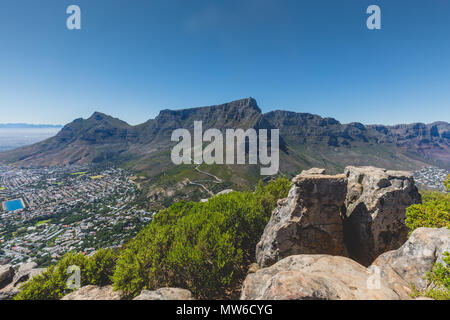 Vista della Table Mountain a Città del Capo in un giorno chiaro Foto Stock