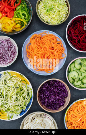 Spiralizzato verdure di bocce su un sfondo di ardesia. Pattern Foto Stock