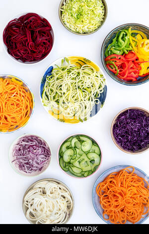 Spiralizzato verdure di bocce su uno sfondo bianco. Pattern Foto Stock