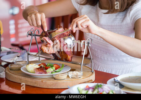 Ceca fuso a snodo di maiale, carne di maiale il fuso a snodo è uno dei più famosi tradizionale pasto ceco. Ceca cucina tradizionale, popolare piatto. Foto Stock