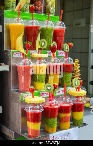 Succhi di frutta freschi con pezzi di frutta per la vendita in strada di Praga. Foto Stock