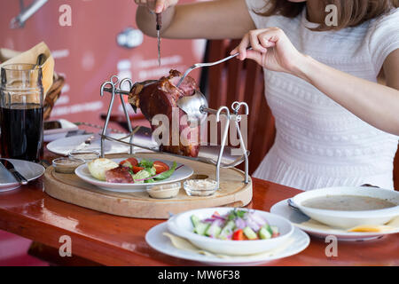 Arrosto di maiale del ginocchio, la carne di maiale il fuso a snodo è uno dei più famosi tradizionale pasto ceco. Ceca cucina tradizionale, popolare piatto. Foto Stock