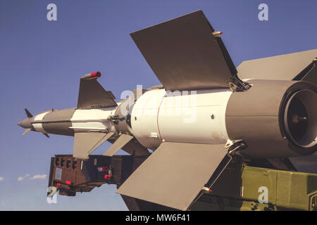 Vista laterale della difesa aerea Sistema per missile sulla terra launcher, pronto ad essere lanciato. In stile vintage. Foto Stock