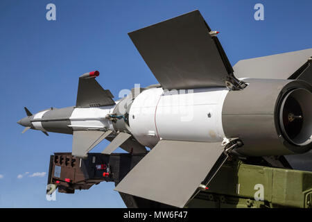 Vista laterale della difesa aerea Sistema per missile sulla terra launcher, pronto ad essere lanciato. Foto Stock