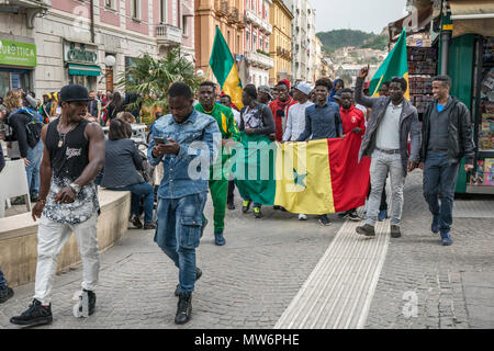 Gruppo di immigrati africani provenienti dal Senegal, il 15 aprile 2018, in Corso Mazzini a Cosenza, Calabria, Italia Foto Stock