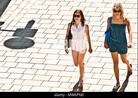 Due giovani donne, amici, camminando in una strada di città Foto Stock