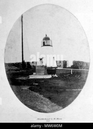 . Titolo: Marblehead faro, 1835. Categoria: fotografie. Tipo: albume stampa. Autore: Masury, Samuele. Luogo: USA, ma Marblehead. Data: 1835. Materiali: carta. Descrizione: Albume stampa presi da Samuele Masury a Marblehead, 1835. Di forma ovale immagine montata su una scheda di forma rettangolare. Vista di Marblehead Faro, tra cui un uomo e una donna seduta nella distanza a sinistra. Goffrati a fondo: 'MASURY'S/ fotografia/ BOSTON.' (Samuel Masury, 1818-1874). Stampate a mano a penna al di sotto delle fotografie: 'Marblehead, LATO SINISTRO Messa./ 1835'. 1835. Samuel Masury 7 1835 Marblehead faro da Masury Mystic Seap Foto Stock