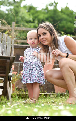 Giovane e bella bimba bimbo a diciotto mesi di età con corti capelli biondi con la madre - modello rilasciato fotografia scattata da Simon Dack Foto Stock