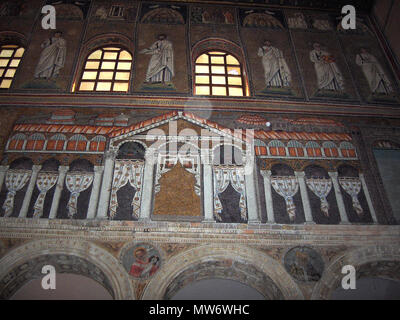 . Inglese: basilica di Sant'Apollinare Nuovo in Ravenna, Italia: 'Il Palazzo di Teodorico'. Mosaico di un Ravennate italiano-officina bizantina, completata entro 526 D.C. con la cosiddetta 'Master di Sant'Apollinare'. Dopo la sconfitta di Teodorico, la parete mosaici nel palazzo e la Cattedrale sono state rifatte dai bizantini per rimuovere caratteristiche gotiche. Le figure in questo mosaico sono stati sostituiti da tendine, presumibilmente a causa della mancanza di tempo. Molti resti di precedenti lavori sono visibili, come una porzione di un braccio sul terzo pilastro a sinistra. Italiano: Basilica di Sant'Apollinare Nuovo a Ravenna: Foto Stock