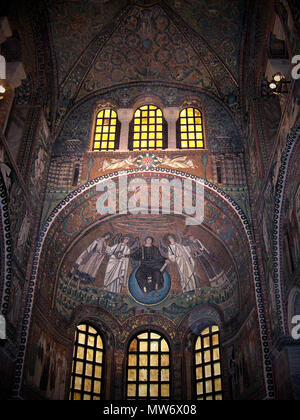 . Inglese: Coro con intradosso: Cristo offre la corona martire di San Vitale, mentre un Angelo offre un modello della chiesa al vescovo Ecclesius; Basilica di San Vitale a Ravenna, Italia. Italiano: abside della basilica di San Vitale a Ravenna, decorata con mosaici bizantini (compiuti entro il 547). risto offre la corona di martire a San Vitale, mentre onu angelo offre onu modello di chiesa al vescovo Ecclesio. . Il 5 aprile 2006. Georges Jansoone 543 SanVitale08 Foto Stock