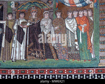 . Inglese: mosaico bizantino nella Basilica di San Vitale, Ravenna, raffiguranti Imperatrice Teodora (VI secolo) affiancato da un cappellano e una corte lady credeva di essere la sua confidente.ssa Antonina, moglie di Belisarius generale. Italiano: Dettaglio da: L'Imperatrice Teodora e la sua corte. Dai mosaici del coro di San Vitale a Ravenna. Eseguito entro l'anno 547. . Il 5 aprile 2006. Georges Jansoone 543 SanVitale12 Foto Stock