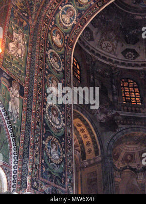 . Inglese: intradosso dell'arco di coro (con i dodici Apostoli); Basilica di San Vitale a Ravenna, Italia Italiano: Basilica di San Vitale a Ravenna, dettaglio della decorazione a mosaico bizantina, compiuta entro il 547. . Il 5 aprile 2006. Georges Jansoone 543 SanVitale15 Foto Stock