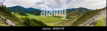 Vista panoramica di Chike-Taman pass. Uscita di strada. Altai Repubblica, Siberia, Russia Foto Stock