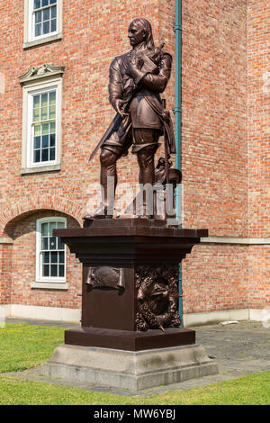 Il Grade ii Listed statua di Oliver Cromwell su uno zoccolo in motivi di Warrington Academy edificio Warrington Cheshire Maggio 2018 Foto Stock